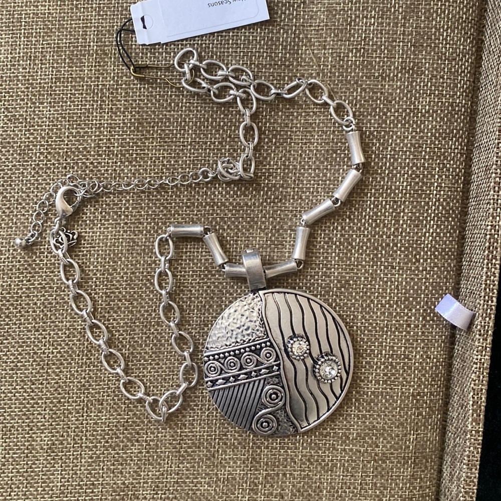 Magnetic pendant necklace